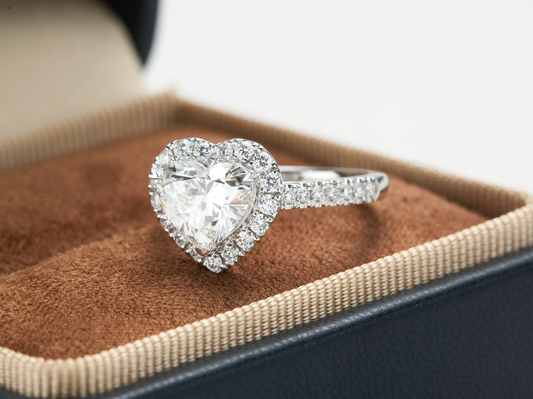 Heart Shape Cut Diamond丨Classic Halo Setting丨Diamond Pavé Band