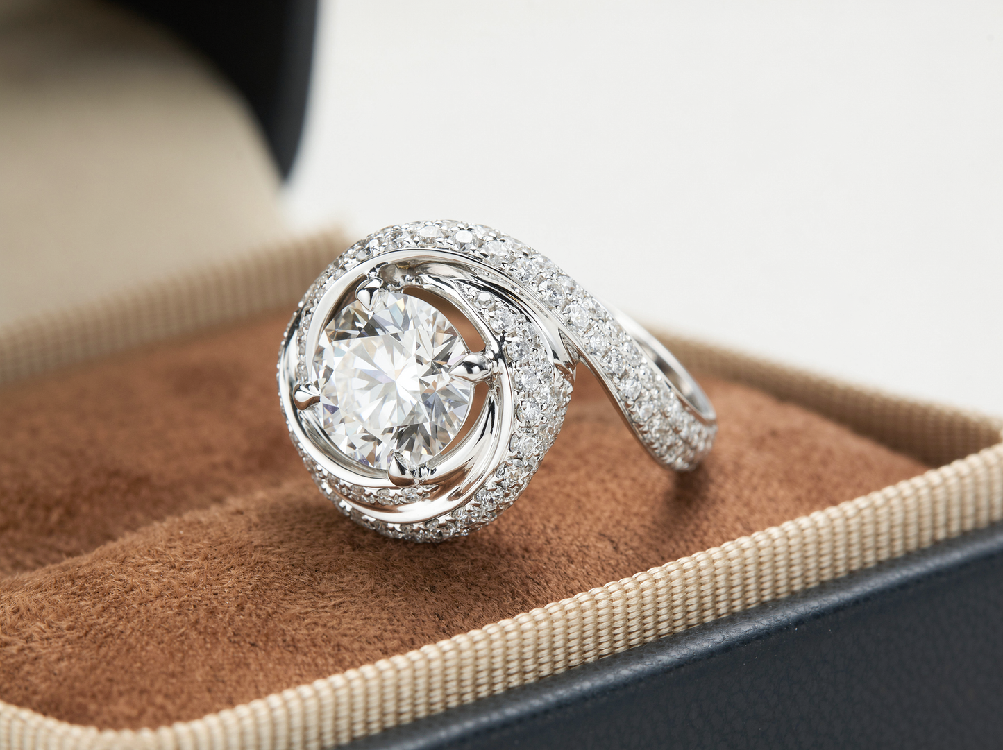 Round Brilliant Cut Diamond丨Bypass Ribbon Pavé Setting丨Platinum Ring