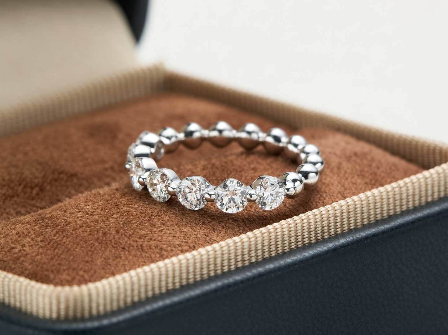 Round Brilliant Cut Diamonds丨Half-Eternity Band丨Polished Beaded Band