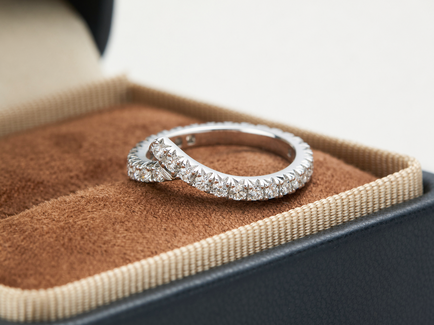 Round Brilliant Cut Diamonds丨Bypass V-Shape Pavé Setting丨Platinum Band