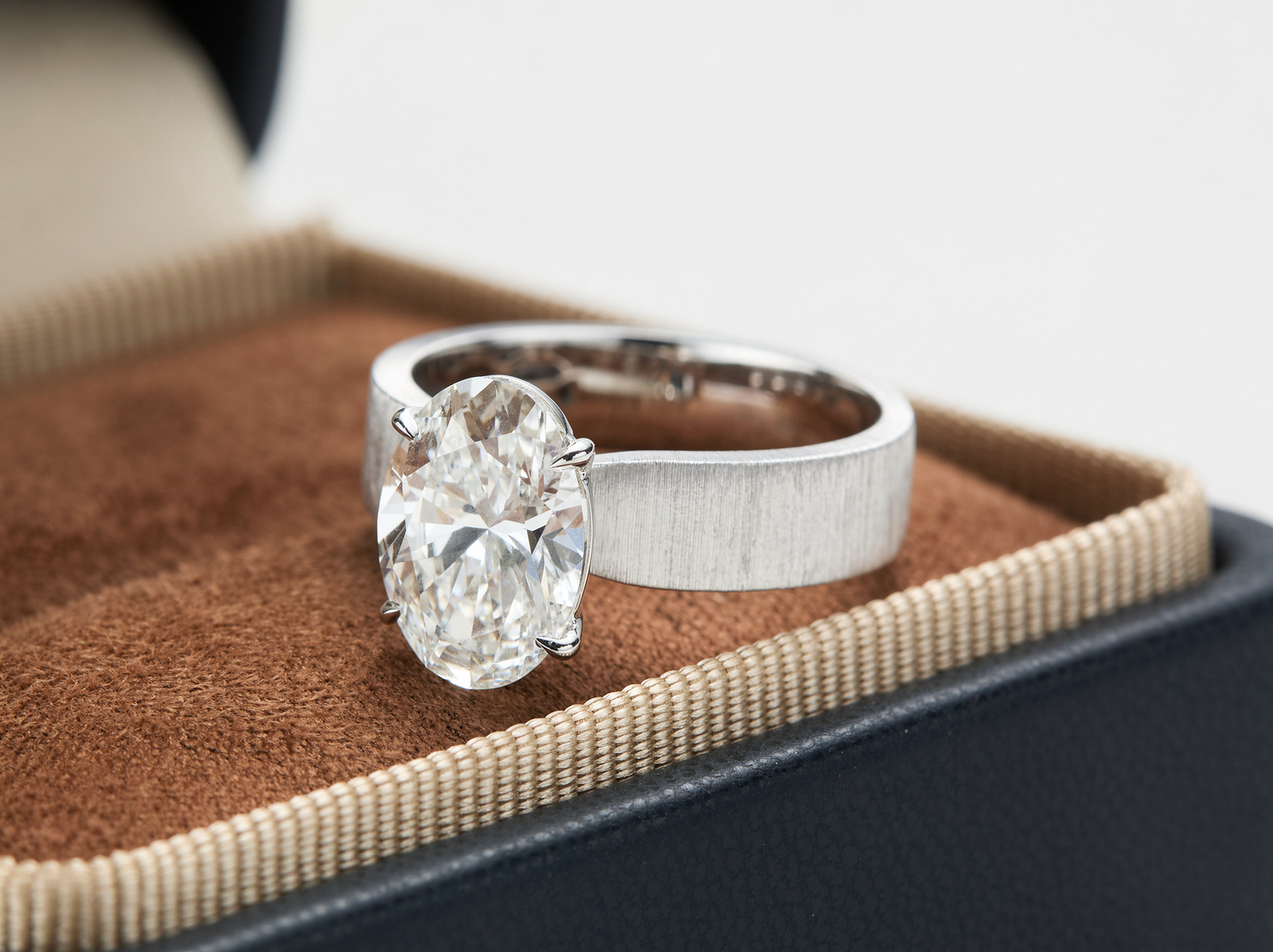 Oval Shape Cut Diamond丨Brushed Finish丨Thick Platinum Band