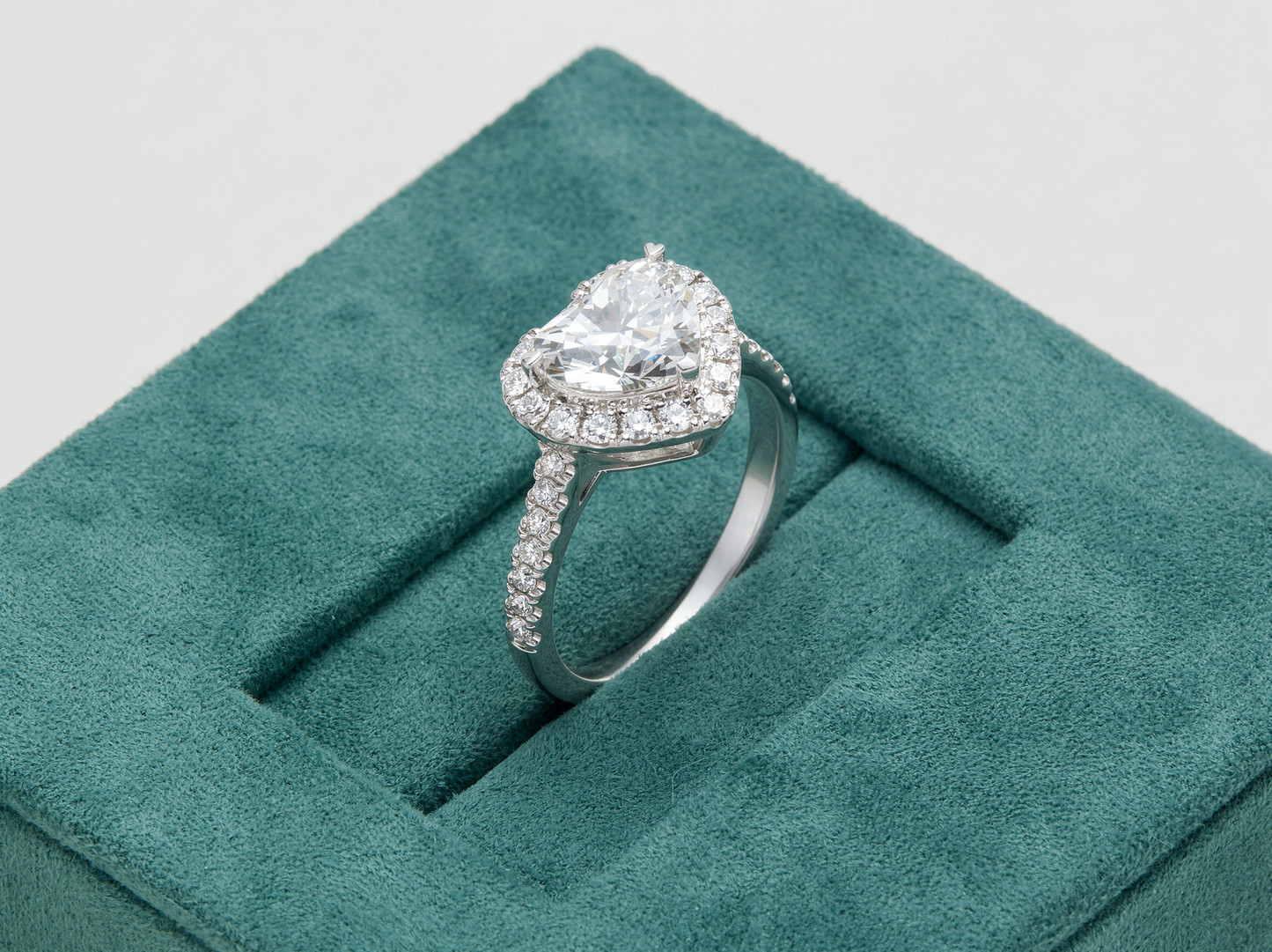 Heart Shape Cut Diamond丨Classic Halo Setting丨Diamond Pavé Band