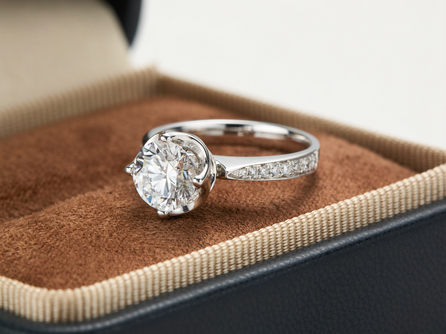 Round Brilliant Cut Diamond丨Heart-Shaped Crown Setting丨Diamond Accent Band